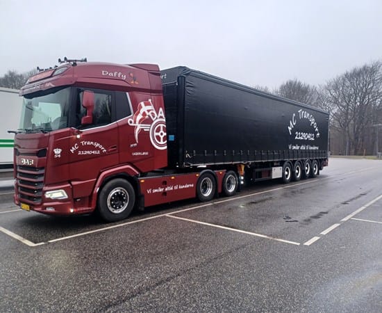 Kørsel med gardintrailer m. medbringertruck - MC Transport
