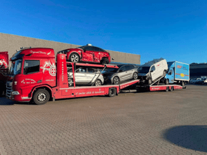 Rød autotransporter med biler