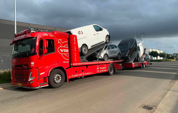 Rød Volvo autotransporter med biler