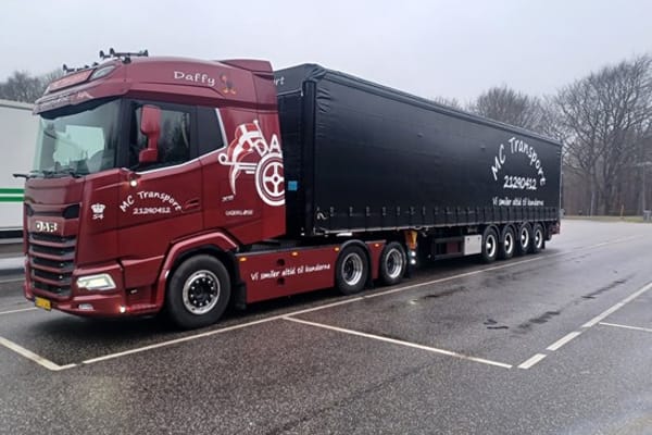 Kørsel med gardintrailer m. medbringertruck - MC Transport ydelse